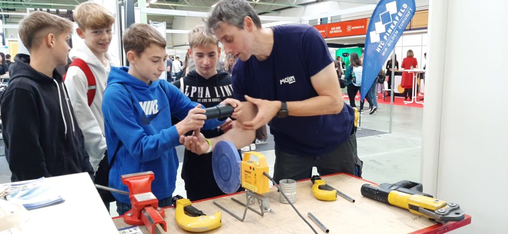 Schüler:innen der MS Kobersdorf auf der BiBi Messe